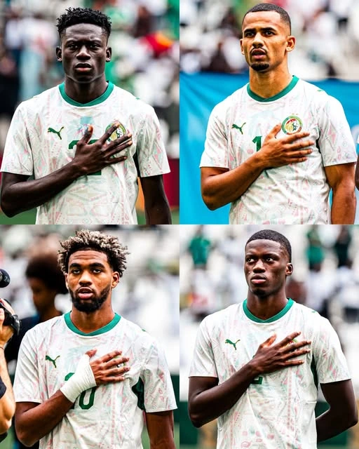 Quatre portraits de joueurs du Sénégal, la main posée sur le cœur