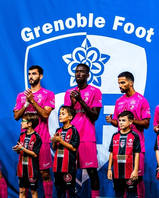 Joueurs et enfants alignés avant une rencontre de football