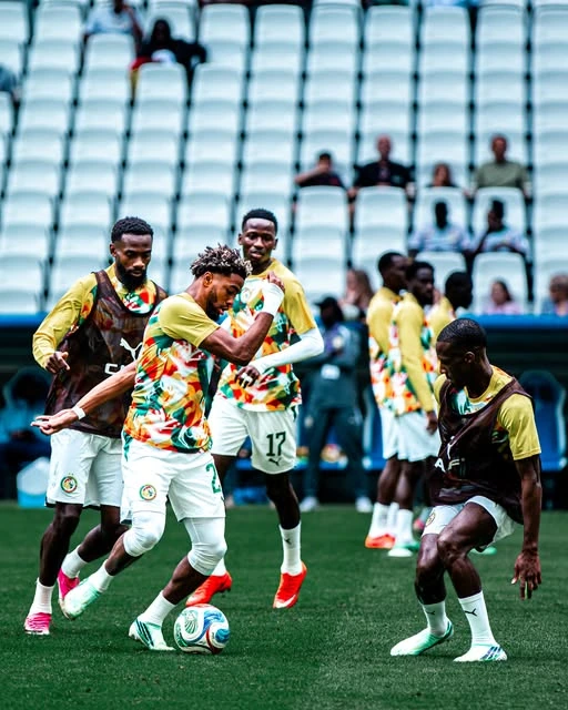 Footballeurs en mouvement autour du ballon pendant l’échauffement